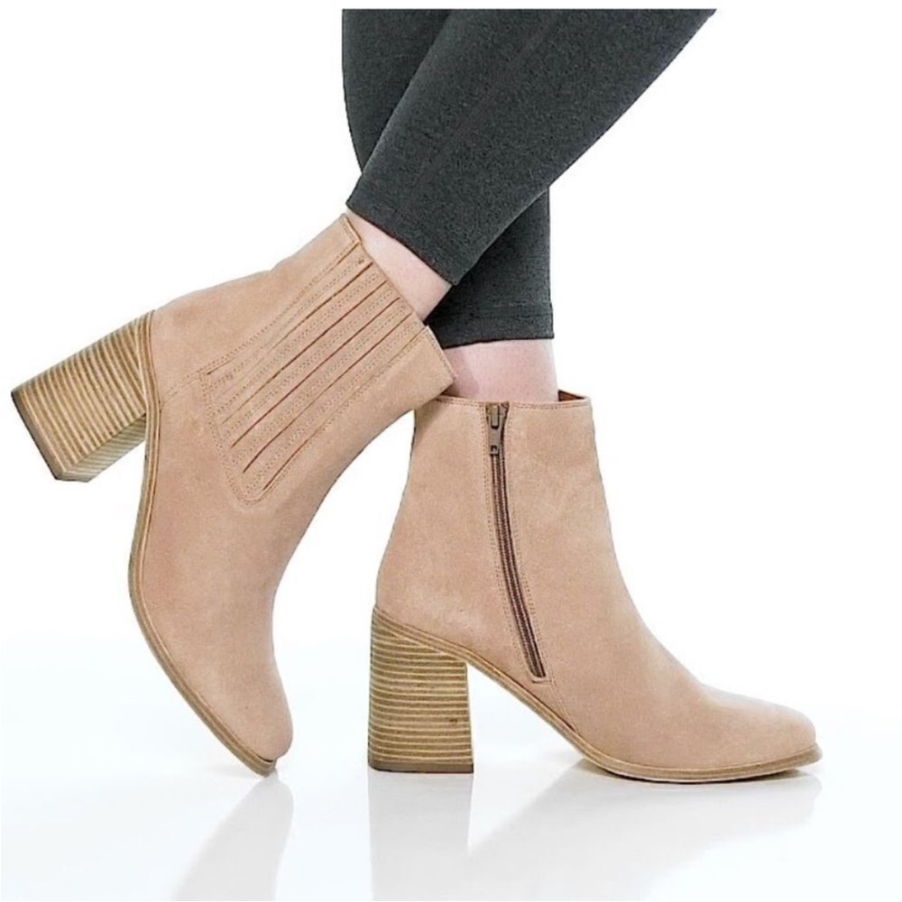 Andre Assous Tan Suede Ankle Booties Sz 11